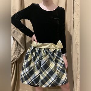 PERFECT CHRISTMAS DRESS! Worn only ONCE. Girl’s size 14